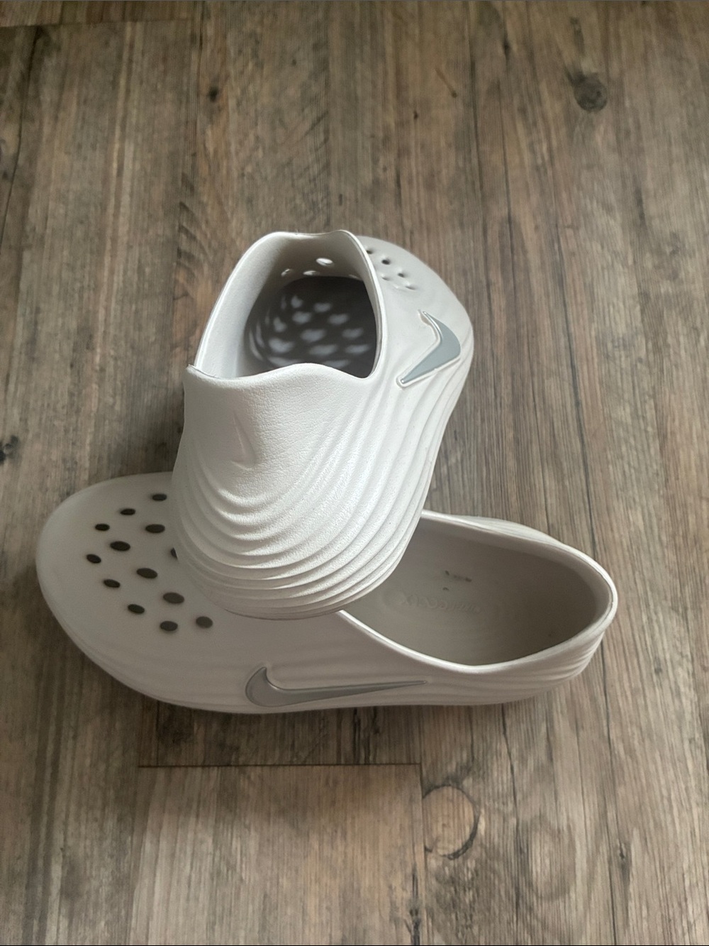 Nike Slip-On Foam Clogs in Cream with Silver Swoosh - Picture 3 of 6